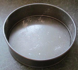 Prepared cake tin